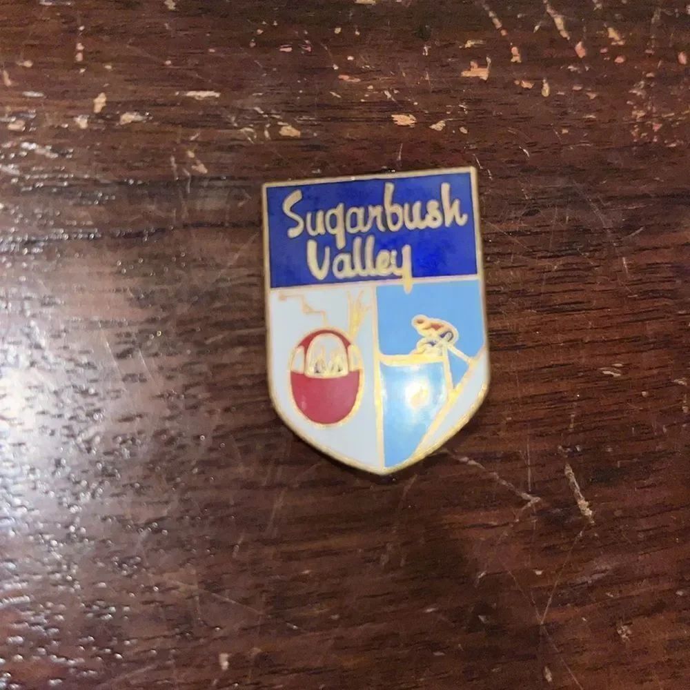 Vintage Sugarbush Vermont Gondola Ski Winter Resort Mountain Button Pin Pinback